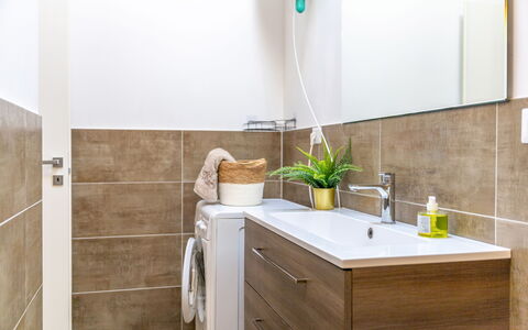 Seaside Apartment: Pavimentazione, Idraulico Fixture, Interior Design, Mobiletto Del Bagno, Pavimento, Bagno, Lavello, Rubinetto, Idraulico, Casa