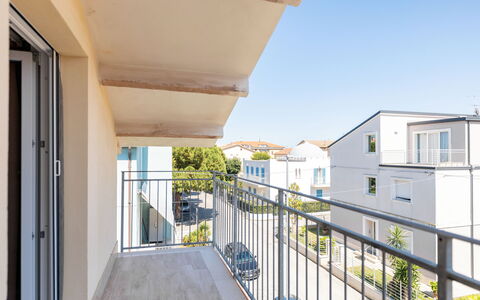 Seaside Apartment: Giorno, Appartamento, Zona Residenziale, Architettura, Casa, Balcone, Urban Design, Materiale Composito, Corrimano, Uso Misto