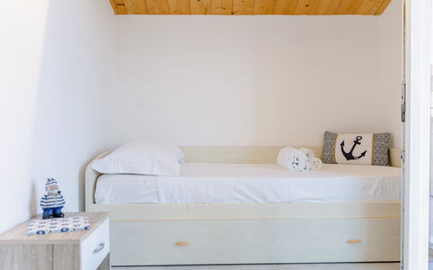 Seaside Apartment: Mobilia, Camera Da Letto, Parete, Interior Design, Pavimento, Letto, Legna, Pavimentazione, Camera, Biancheria