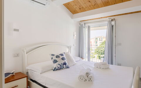 Seaside Apartment: Appartamento, Casa, Ricorrere, Sedia, Hotel, Balcone, Villa, Pianta Della Casa, Mobili Da Esterno, Attico