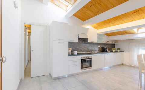 Seaside Apartment: Interior Design, Pavimentazione, Soffitto, Legna, Pavimento, Mobilia, Camera, Controsoffitto, Cucina, Appartamento