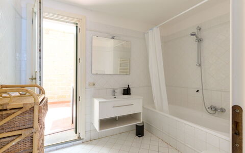 Al Porto: Pavimentazione, Pavimento, Interior Design, Idraulico Fixture, Legna, Bagno, Soffitto, Camera, Idraulico, Rubinetto
