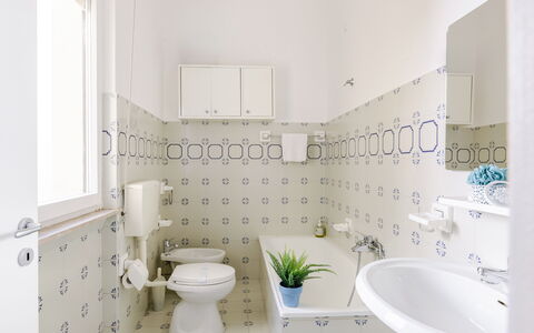 Casabianca: Toilet Seat, Pavimentazione, Idraulico Fixture, Pavimento, Gabinetto, Interior Design, Bagno, Lavello, Lavandino Del Bagno, Idraulico