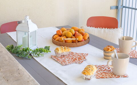 Casabianca: Tavola, Mobilia, Tavolo, Serveware, Vaso Di Fiori, Cibo, Tovaglia, Frutta, Dishware, Biancheria