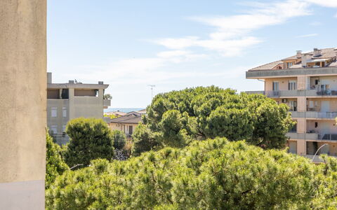 Casabianca: Cielo, Giorno, Costruzione, Zona Residenziale, Appartamento, Facciata, Quartiere, Architettura, Arbusto, Casa