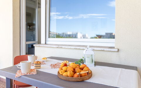 Casabianca: Mobilia, Tavolo, Interior Design, Sedia, Cucina & Sala Da Pranzo Tavolo, Serveware, Sala Da Pranzo, Pianta Della Casa, Balcone, Color Legno
