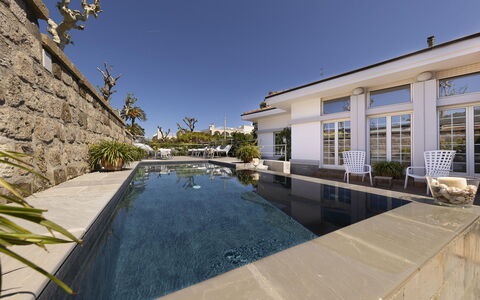 Villa Clara: Piscina, Materiale Composito, Giochi D'Acqua, Estate, Piastrella, Ricorrere, Dimora, Cortile, Villa, Design