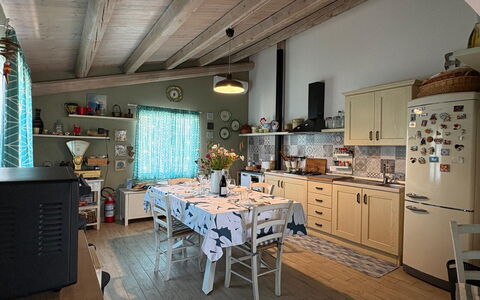 Villa Simona: Mobilia, Interior Design, Legna, Pavimentazione, Soffitto, Cucina, Sedia, Camera, Illuminazione, Pavimento