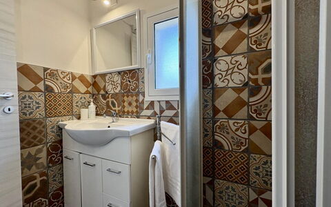 Villa Simona: Pavimentazione, Pavimento, Interior Design, Piastrella, Idraulico Fixture, Camera, Idraulico, Appartamento, Soffitto, Bagno
