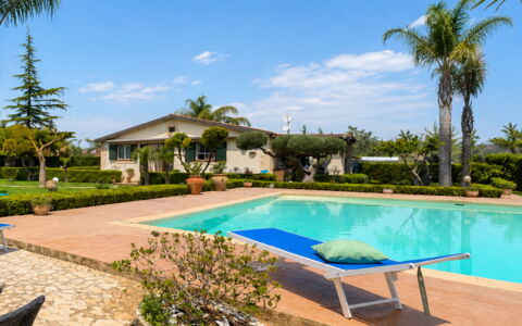 Villa Simona: Piscina, Ricorrere, Eco Hotel, Estate, Tempo Libero, Hacienda, Giardino, Landscaping, Villa, Shade