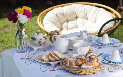 Casa Goel: Tavola, Serveware, Tazza, Dishware, Tazza Di Caffè, Tavolo, Mobilia, Porcellana, Bicchieri, Cibo