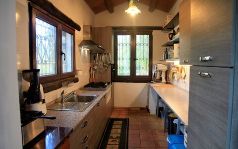 Casa Goel: Cucina, Elettrodomestico Da Cucina, Controsoffitto, Lavandino Della Cucina, Apparecchio Major, Legna, Cabinetry, Mobilia, Cucina Stufa, Interior Design