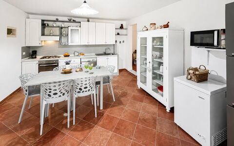 Villa le 2 Emme: Mobilia, Cucina, Interior Design, Pavimentazione, Pavimento, Controsoffitto, Elettrodomestico Da Cucina, Apparecchio Major, Cabinetry, Legna