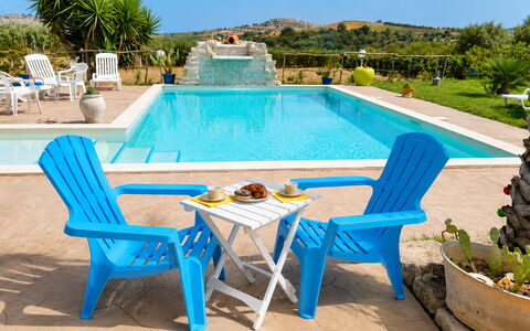 Villa Emme: Blu, Mobilia, Mobili Da Esterno, Sedia, Ricorrere, Piscina, Eco Hotel, Tavolo Esterno, Lettino, Ombrello