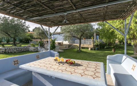 Villa Emme: Mobilia, Mobili Da Esterno, Tavolo, Shade, Sedia, Tavolo Esterno, Giardino, Backyard, Struttura Esterna, Terrazza