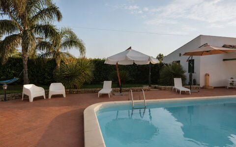 Villa Cigno Reale: Piscina, Ricorrere, Lettino, Eco Hotel, Hacienda, Shade, Hotel, Mobili Da Esterno, Ombrello