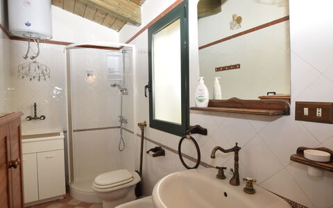 Villa Cigno Reale: Bagno, Lavandino Del Bagno, Idraulico Fixture, Lavello, Interior Design, Rubinetto, Specchio, Soffitto, Pavimentazione, Idraulico