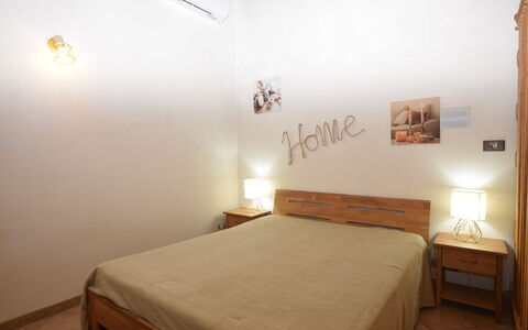 Villa Cigno Reale: Letto, Camera Da Letto, Bedding, Interior Design, Mobilia, Pavimento, Lenzuolo, Pavimentazione, Parete, Legna