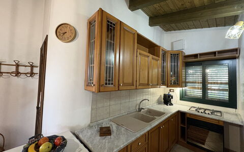 Il Cigno Reale Green: Cucina, Interior Design, Legna, Controsoffitto, Pavimentazione, Soffitto, Cabinetry, Lampada, Pavimento, Mobilia