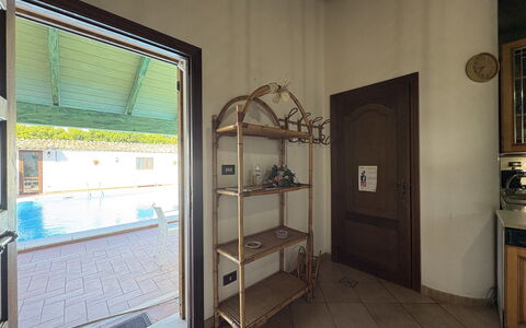 Il Cigno Reale Green: Pavimentazione, Pavimento, Soffitto, Porta, Piastrella, Piscina, Color Legno, Lampada, Design