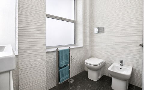 La Casa di Luigi: Idraulico Fixture, Pavimentazione, Bagno, Interior Design, Pavimento, Idraulico, Materiale Composito, Lavello, Piastrella, Rubinetto
