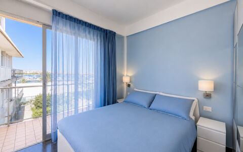 La Casa di Luigi: Blu, Interior Design, Pavimento, Appartamento, Soffitto, Ricorrere, Balcone, Camera Da Letto, Hotel, Letto