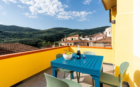 Ca Dell'Andre: Giallo, Interior Design, Casa, Appartamento, Arancia, Soffitto, Color Legno, Balcone, Sedia, Hotel