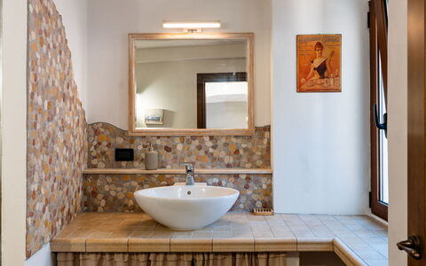 Ca Dell'Andre: Lavandino Del Bagno, Interior Design, Parete, Idraulico Fixture, Pavimentazione, Lavello, Specchio, Bagno, Rubinetto, Pavimento