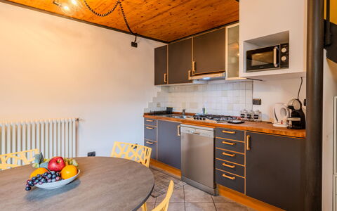 Tiny Loft: Interior Design, Pavimentazione, Parete, Mobilia, Legna, Cucina, Soffitto, Pavimento, Controsoffitto, Camera