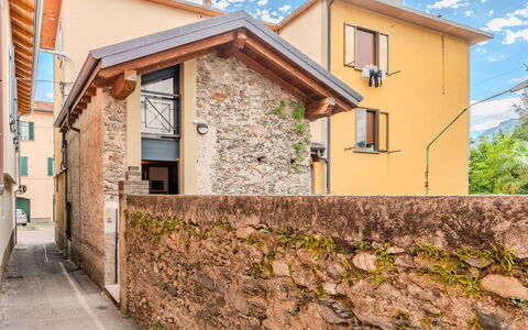 Tiny Loft: Parete, Architettura, Casa, Casa, Porta, Materiale Composito, Villetta, Balcone, Gesso