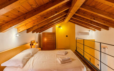 Tiny Loft: Interior Design, Soffitto, Ricorrere, Color Legno, Hotel, Latifoglie, Camera Da Letto, Telaio Del Letto, Letto, Boutique Hotel