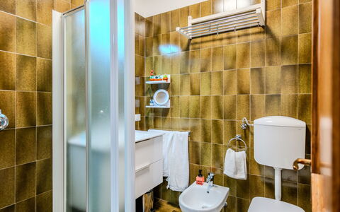Riva&Lago: Pavimentazione, Pavimento, Idraulico Fixture, Interior Design, Idraulico, Bagno, Gabinetto, Toilet Seat, Lavello, Piastrella