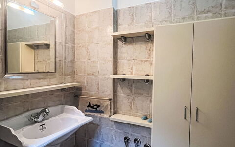 Daisy: Lavandino Del Bagno, Idraulico Fixture, Pavimentazione, Lavello, Pavimento, Interior Design, Rubinetto, Idraulico, Bagno, Controsoffitto