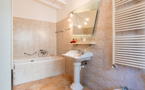 Daisy: Idraulico Fixture, Parete, Pavimentazione, Interior Design, Bagno, Pavimento, Rubinetto, Idraulico, Illuminazione, Soffitto