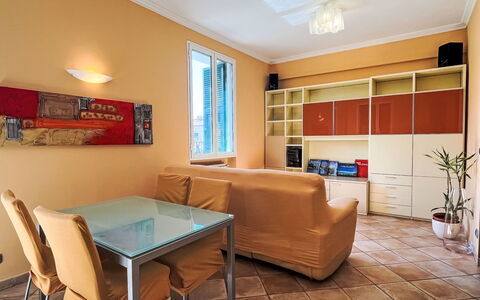 Daisy: Mobilia, Interior Design, Pavimentazione, Parete, Pavimento, Divano, Legna, Soffitto, Camera, Soggiorno