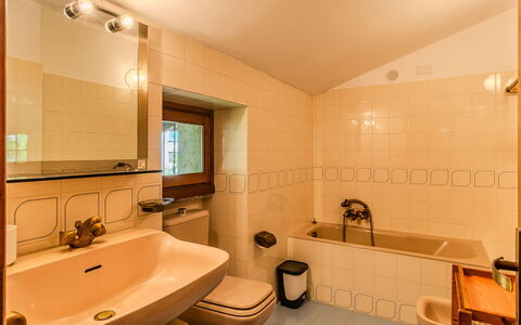 Casa Giamba: Bagno, Lavandino Del Bagno, Interior Design, Idraulico Fixture, Vasca Da Bagno, Pavimentazione, Lavello, Parete, Pavimento, Soffitto