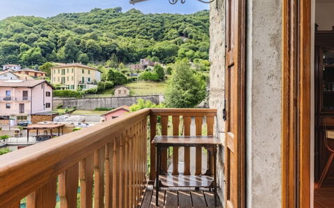 Casa Giamba: Balcone, Appartamento, Color Legno, Latifoglie, Colonna, Corrimano, Paesino Di Montagna