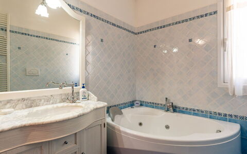 Orto di Silvia: Bagno, Idraulico Fixture, Vasca Da Bagno, Pavimentazione, Interior Design, Rubinetto, Pavimento, Lavello, Idraulico, Lavandino Del Bagno