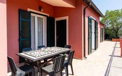 Orto di Silvia: Pavimentazione, Pavimento, Mobilia, Sedia, Tavolo Esterno, Mobili Da Esterno, Cucina & Sala Da Pranzo Tavolo, Shade, Balcone, Color Legno