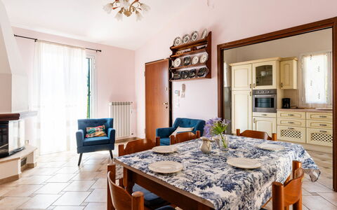 Orto di Silvia: Mobilia, Interior Design, Pavimentazione, Legna, Pavimento, Tavolo, Sedia, Camera, Sala Da Pranzo, Cucina & Sala Da Pranzo Tavolo