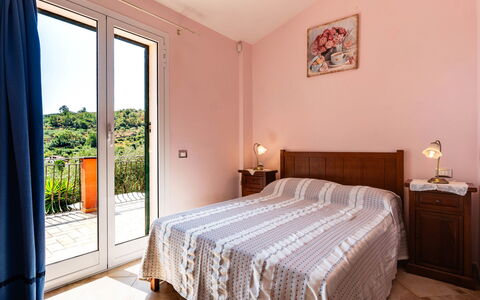 Orto di Silvia: Letto, Camera Da Letto, Lenzuolo, Bedding, Interior Design, Telaio Del Letto, Biancheria, Pavimento, Camera, Casa