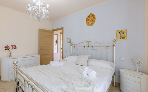 Sweet Loreto: Mobilia, Letto, Camera Da Letto, Interior Design, Legna, Pavimento, Pavimentazione, Bedding, Lenzuolo, Illuminazione
