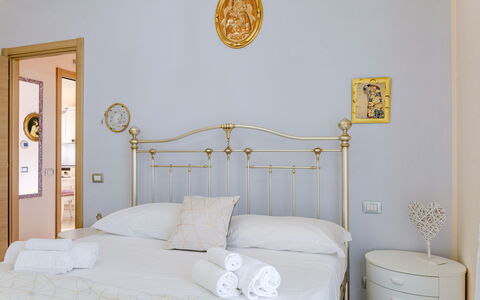 Sweet Loreto: Letto, Camera Da Letto, Bedding, Interior Design, Lenzuolo, Mobilia, Telaio Del Letto, Pavimento, Biancheria, Illuminazione