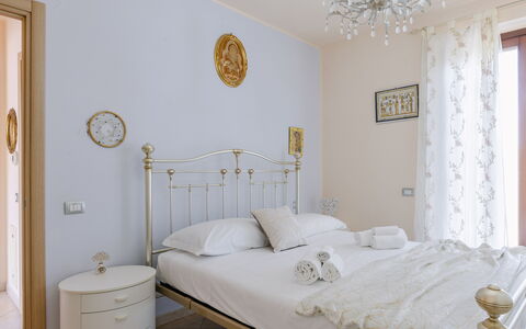 Sweet Loreto: Mobilia, Letto, Camera Da Letto, Interior Design, Bedding, Pavimento, Lenzuolo, Legna, Pavimentazione, Camera