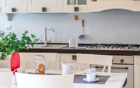Sweet Loreto: Cucina, Mobilia, Controsoffitto, Elettrodomestico Da Cucina, Interior Design, Cabinetry, Legna, Apparecchio Major, Pavimentazione, Tavola
