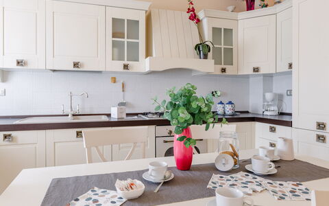 Sweet Loreto: Mobilia, Cucina, Interior Design, Cabinetry, Controsoffitto, Legna, Tavola, Elettrodomestico Da Cucina, Pavimentazione, Casa