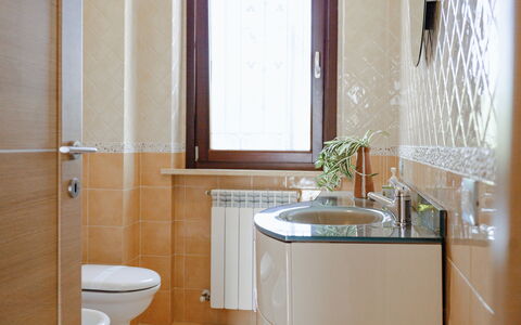Sweet Loreto: Bagno, Idraulico Fixture, Interior Design, Lavandino Del Bagno, Pavimentazione, Lavello, Pavimento, Rubinetto, Idraulico, Piastrella