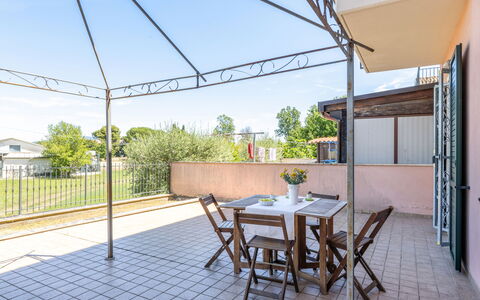 Sweet Loreto: Pavimento, Sedia, Shade, Cucina & Sala Da Pranzo Tavolo, Struttura Esterna, Pianta Della Casa, Mobili Da Esterno, Balcone, Vaso Di Fiori, Illuminazione Diurna