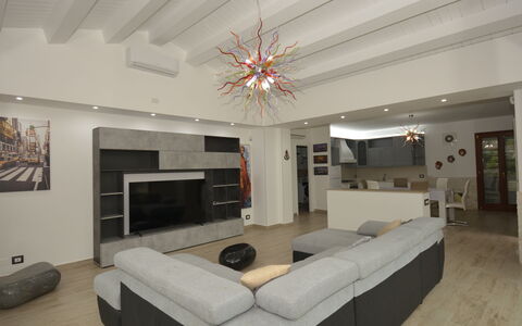 Villa Monaco: Mobilia, Interior Design, Pavimentazione, Parete, Pavimento, Soffitto, Legna, Divano, Soggiorno, Lampada