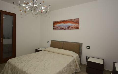 Villa Monaco: Letto, Camera Da Letto, Lenzuolo, Bedding, Interior Design, Legna, Mobilia, Pavimento, Biancheria, Telaio Del Letto